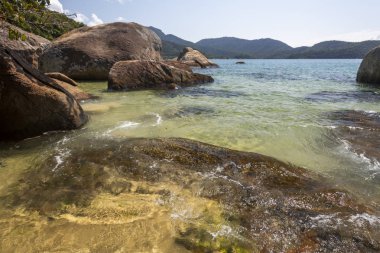 Yeşil su, yemyeşil orman, kayalar ve Ilha Grande, Costa Verde, Güney Rio de Janeiro, Brezilya için mavi gökyüzü güzel tropikal plaj manzara