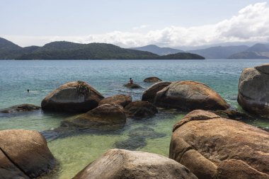 Yeşil su, yemyeşil orman, kayalar ve Ilha Grande, Costa Verde, Güney Rio de Janeiro, Brezilya için mavi gökyüzü güzel tropikal plaj manzara