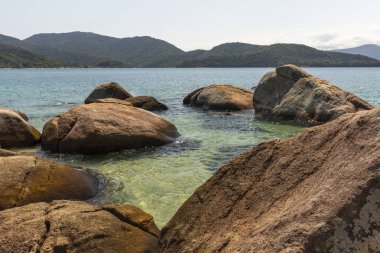 Yeşil su, yemyeşil orman, kayalar ve Ilha Grande, Costa Verde, Güney Rio de Janeiro, Brezilya için mavi gökyüzü güzel tropikal plaj manzara