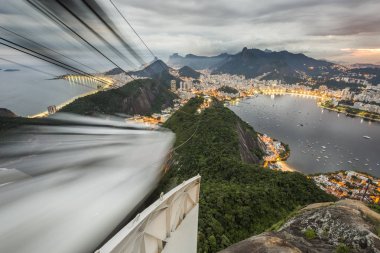 Pao de Acucar (Sugar Loaf Dağı) günbatımı sırasında Rio de Janeiro, Brezilya görüntüleyin.