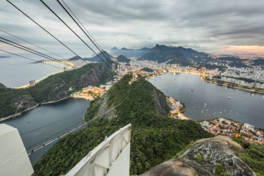 Pao de Acucar (Sugar Loaf Dağı) günbatımı sırasında Rio de Janeiro, Brezilya görüntüleyin.