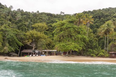 Güzel tropikal plaj yatay, yeşil su ve gür orman Ilha Grande, Costa Verde, Güney Rio de Janeiro, Brezilya için