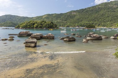 Yeşil su, yemyeşil orman, kayalar ve Ilha Grande, Costa Verde, Güney Rio de Janeiro, Brezilya için mavi gökyüzü güzel tropikal plaj manzara