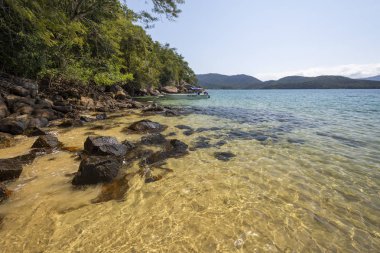 Yeşil su, yemyeşil orman, kayalar ve Ilha Grande, Costa Verde, Güney Rio de Janeiro, Brezilya için mavi gökyüzü güzel tropikal plaj manzara