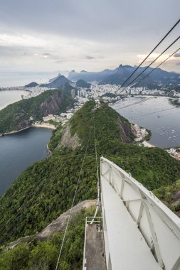 Pao de Acucar (Sugar Loaf Dağı) günbatımı sırasında Rio de Janeiro, Brezilya görüntüleyin.