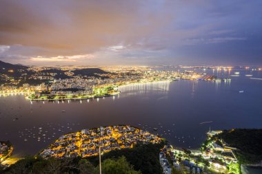 Pao de Acucar (Sugar Loaf Dağı) akşam Rio de Janeiro, Brezilya görüntüleyin.