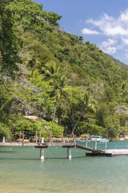 Yeşil su, yemyeşil orman ve Ilha Grande, Costa Verde, Güney Rio de Janeiro, Brezilya için mavi gökyüzü güzel tropikal plaj manzara