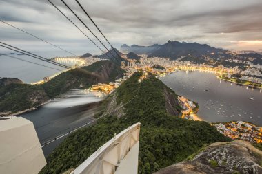 Pao de Acucar (Sugar Loaf Dağı) günbatımı sırasında Rio de Janeiro, Brezilya görüntüleyin.