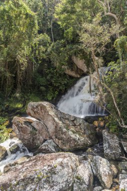 Doğal kayalık dağ şelale peyzaj kırsal alan, Tres Picos Park, kırsal Serra do Mar, Rio de Janeiro devlet, Brezilya