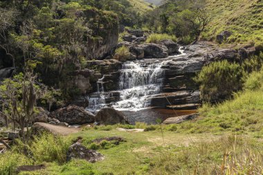 Doğal kayalık dağ manzarası güzel bulutlar, yeşil ağaçlar ve mavi gökyüzü, Tres Picos Park, kırsal Serra do Mar, Rio de Janeiro devlet, Brezilya