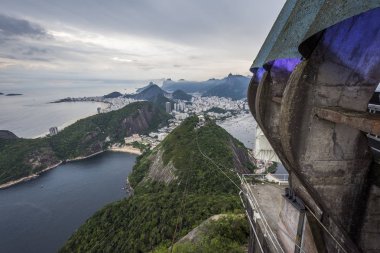 Pao de Acucar (Sugar Loaf Dağı) günbatımı sırasında Rio de Janeiro, Brezilya görüntüleyin.