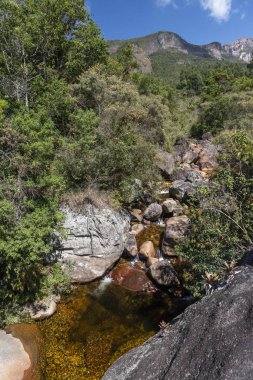 Güzel dağ nehir manzarası yeşil yağmur ormanları ve portakal suyu Tres Picos Park, kırsal Serra do Mar, Rio de Janeiro devlet, Brezilya ile