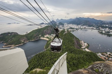 Pao de Acucar (Sugar Loaf Dağı) günbatımı sırasında Rio de Janeiro, Brezilya görüntüleyin.