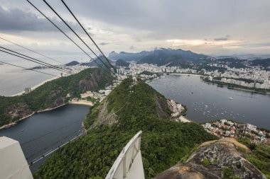 Pao de Acucar (Sugar Loaf Dağı) günbatımı sırasında Rio de Janeiro, Brezilya görüntüleyin.