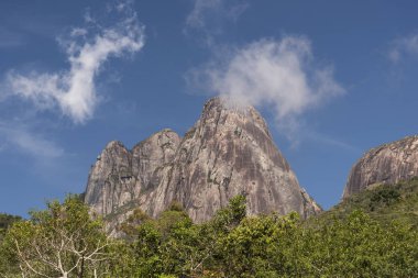 Doğal kayalık dağ manzarası güzel bulutlar, yeşil ağaçlar ve mavi gökyüzü, Tres Picos Park, kırsal Serra do Mar, Rio de Janeiro devlet, Brezilya