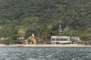 Abraao Köyü, yeşil dağlar ve okyanus güzel tropikal peyzaj arkadaki Ilha Grande, Costa Verde, Güney Rio de Janeiro, Brezilya için