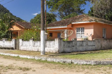 Vila ipe Rios, ipe Rios Beach, Ilha Grande, Costa Verde, Güney Rio de Janeiro, Brezilya arkasında küçük bir köy küçük turuncu evde güzel tropikal peyzaj