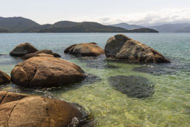 Yeşil su, yemyeşil orman, kayalar ve Ilha Grande, Costa Verde, Güney Rio de Janeiro, Brezilya için mavi gökyüzü güzel tropikal plaj manzara