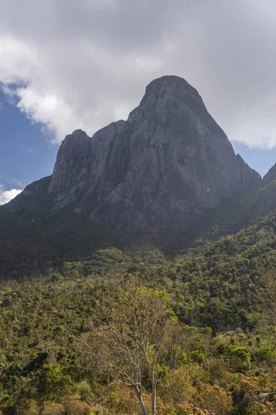 Paisaje Montañoso Escénico Con Hermosas Nubes Bosque Lluvioso Verde Picos — Foto de Stock