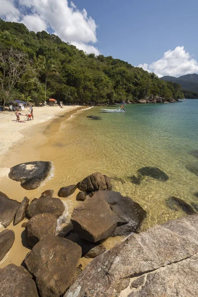 Bellissimo Paesaggio Tropicale Spiaggia Con Acqua Verde Lussureggiante Foresta Rocce — Foto Stock