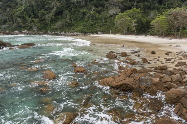 Krásná Krajina Rocky Tropickou Pláž Zelenou Vodou Bujným Lesem Ilha — Stock fotografie