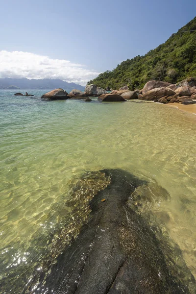 緑豊かな森林 岩とグランデ島 コスタ ヴェルデ 南のリオ ジャネイロ ブラジルの青い空と美しい熱帯のビーチ風景 — ストック写真