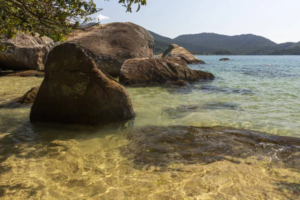 Hermoso Paisaje Playa Tropical Con Agua Verde Exuberante Bosque Rocas — Foto de Stock