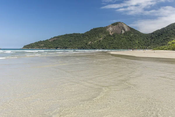 緑色の水 緑豊かな森林 コスタ ヴェルデ グランデ島南リオ ジャネイロ ブラジルの青い空と美しい熱帯のビーチ風景 — ストック写真