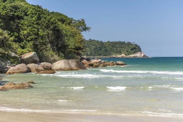 Bellissimo Paesaggio Tropicale Spiaggia Con Acqua Verde Piccolo Fiume Lussureggiante — Foto Stock