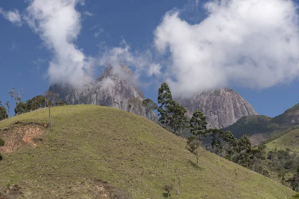 Paisagem Montanhosa Pitoresca Com Belas Nuvens Árvores Verdes Céu Azul — Fotografia de Stock