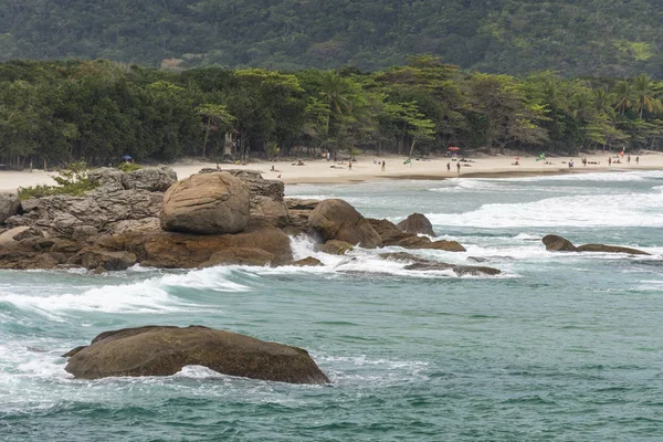 緑色の水とコスタ ヴェルデ グランデ島南リオ ジャネイロ ブラジルの緑豊かな森と岩の熱帯のビーチの美しい風景 — ストック写真