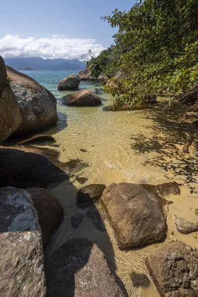 Hermoso Paisaje Playa Tropical Con Agua Verde Exuberante Bosque Rocas — Foto de Stock