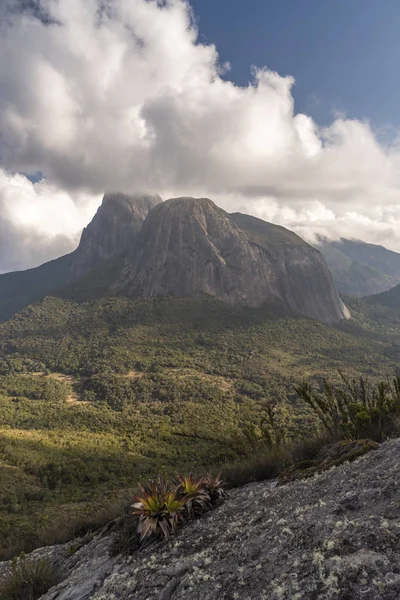 Мальовничі Rocky Горі Краєвид Піки Тропічні Ліси Красиві Хмари Парку — стокове фото