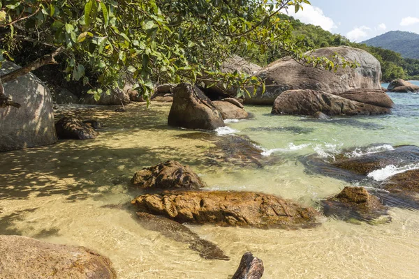 Hermoso Paisaje Playa Tropical Con Agua Verde Exuberante Bosque Rocas — Foto de Stock