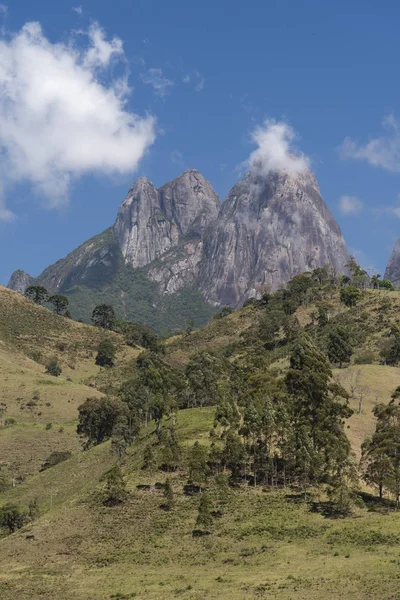 Paisagem Montanhosa Pitoresca Com Belas Nuvens Árvores Verdes Céu Azul — Fotografia de Stock