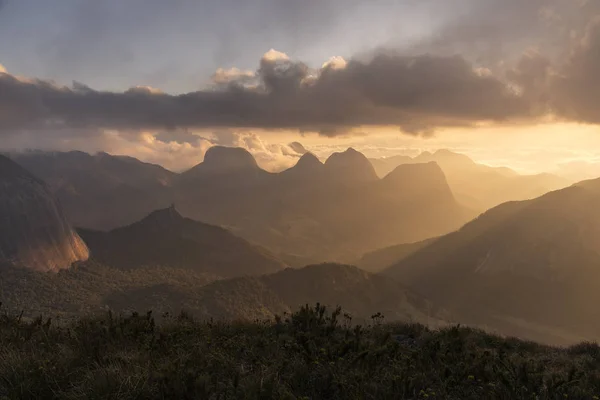 Paisaje Rocoso Escénico Montaña Atardecer Con Hermosa Luz Nubes Parque — Foto de Stock