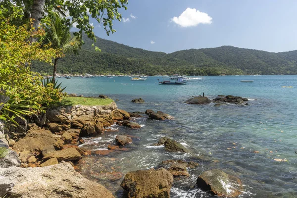 美丽的热带海滩景观与岩石 绿色的水 郁郁葱葱的森林和蓝天在伊尔哈格兰德 科斯塔韦德 南里约热内卢 — 图库照片