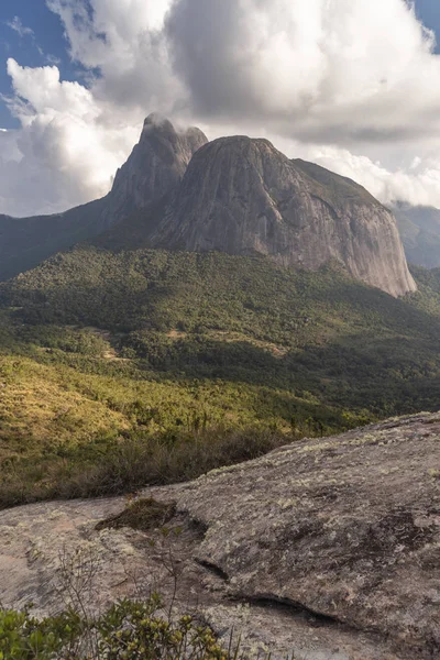 风景秀丽的岩石山风景与山峰 热带雨林和美丽的云朵 特雷斯皮科斯公园 农村塞拉多马 里约热内卢州 — 图库照片