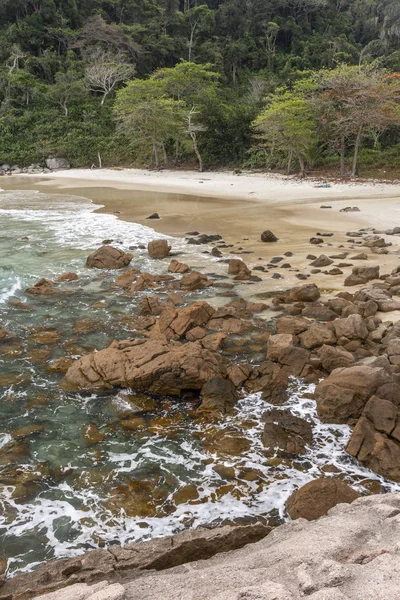 Beau Paysage Plage Tropicale Rocheuse Avec Eau Verte Forêt Luxuriante — Photo