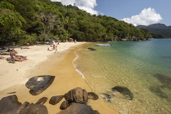 Bela Paisagem Praia Tropical Com Água Verde Floresta Exuberante Rochas — Fotografia de Stock