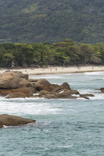 Hermoso Paisaje Playa Tropical Rocosa Con Agua Verde Exuberante Bosque — Foto de Stock