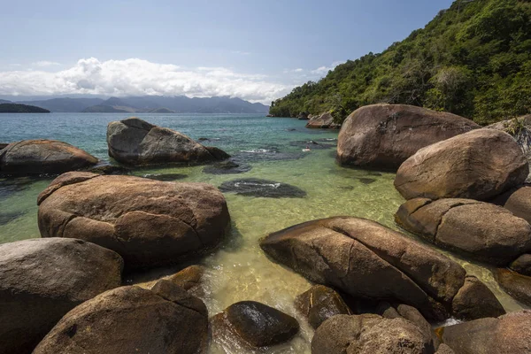 Красивий Тропічний Пляж Краєвид Зелена Вода Пишні Ліси Скелі Синє — стокове фото