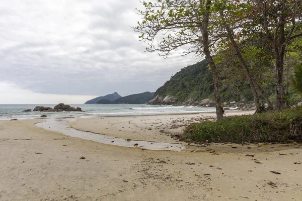 Küçük nehir Santo Antonio Beach, Ilha Grande, Costa Verde, Güney Rio de Janeiro, Brezilya ile güzel tropikal peyzaj