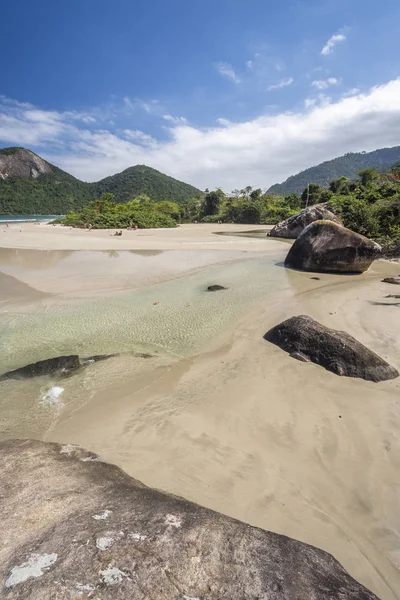 Hermoso Paisaje Playa Tropical Con Agua Verde Pequeño Río Exuberante —  Fotos de Stock