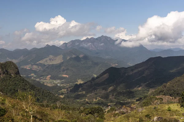 Paisagem Montanhosa Cênica Com Belas Nuvens Floresta Tropical Verde Picos — Fotografia de Stock