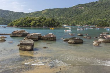 Yeşil su, yemyeşil orman, kayalar ve Ilha Grande, Costa Verde, Güney Rio de Janeiro, Brezilya için mavi gökyüzü güzel tropikal plaj manzara