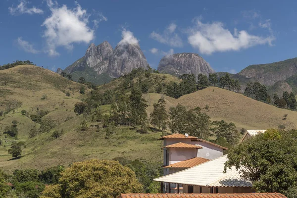 Paisaje Rural Escénico Con Hermoso Cielo Azul Picos Rocosos Cerca — Foto de Stock