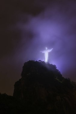 Corcovado dağ ve İsa'nın kurtarıcı heykel sisli bulutlar, Rio de Janeiro, Brezilya ile erken gece boyunca güzel manzara