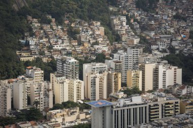 Şehir, dağlar ve Cabritos Favela üzerinden Agulinha de Copacabana, Rio de Janeiro, Brezilya için görüntüleyin