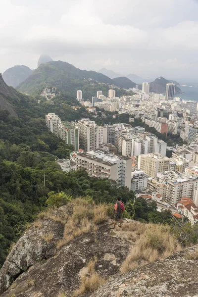 Mannelijke Volwassen Klimmer Rotsachtige Rand Met Het Oog Bergen Stad — Stockfoto